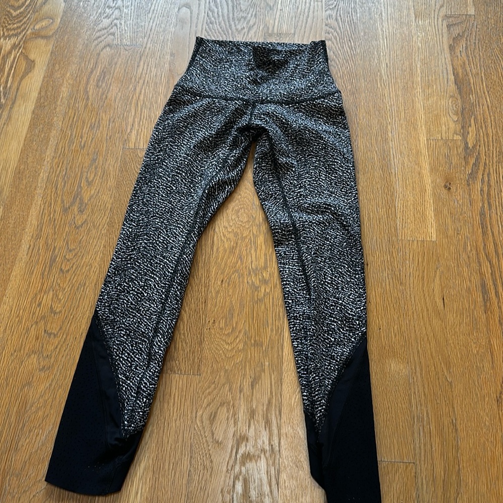 Lululemon Leggings size 2 - Mesh bottom